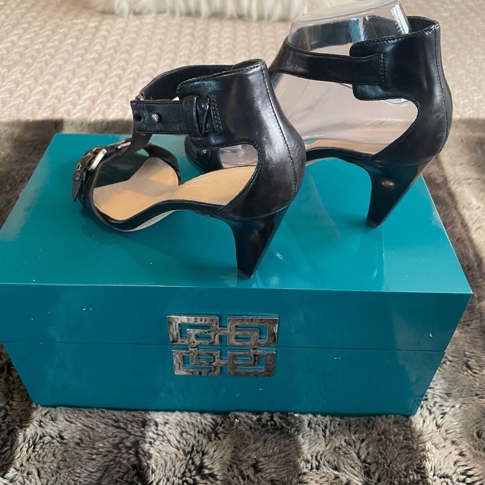 Via Spiga Black Leather T-Strap Edgy Ankle Strap Heels Size 7M - Picture 10 of 11